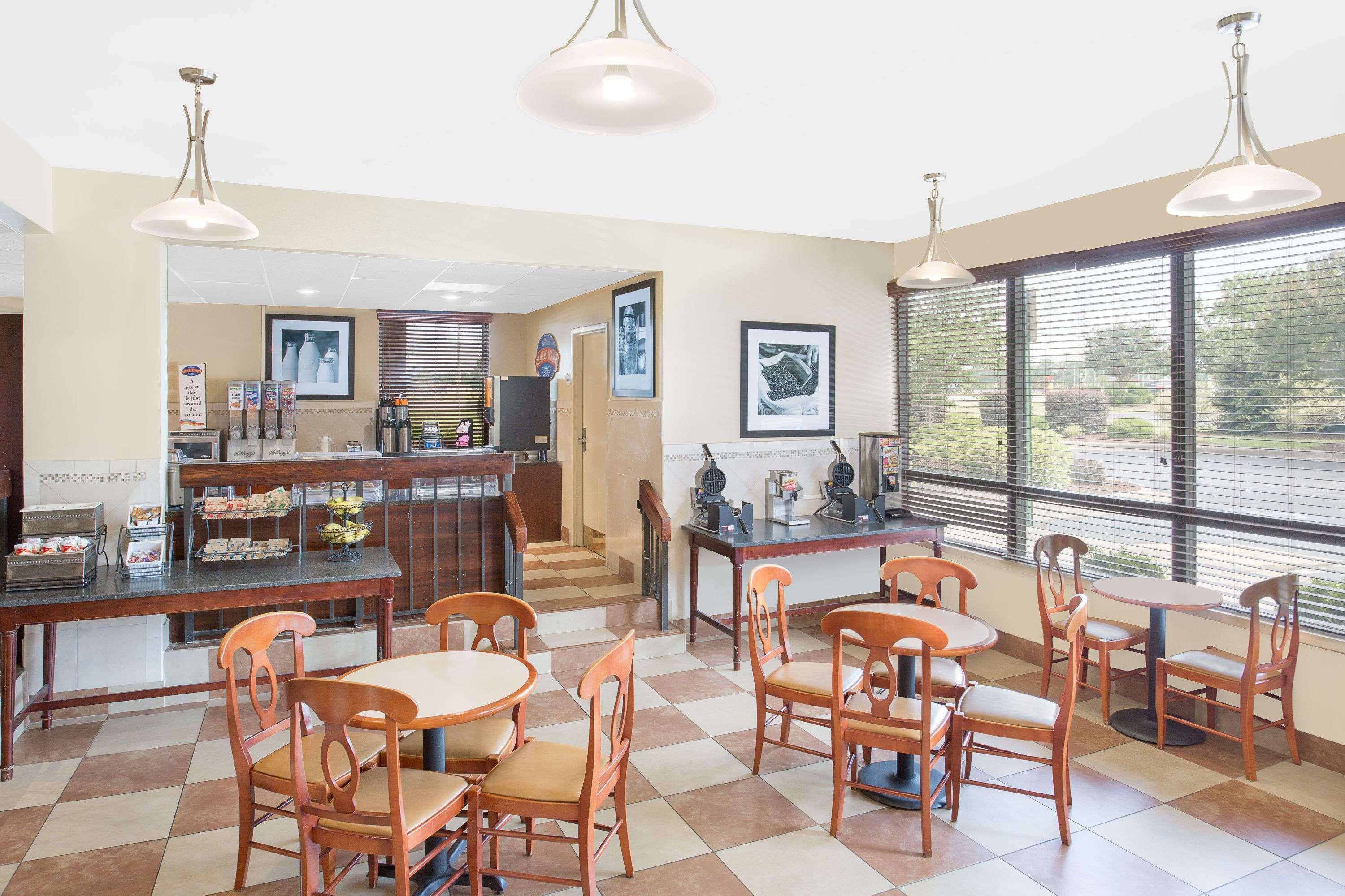 Baymont By Wyndham Greenville Buitenkant foto
